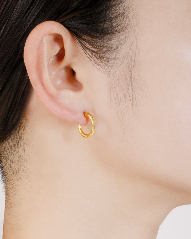 GAIA TEXTURED HOOP LIGHT PIERCED EARRING Ⅰ - K24P